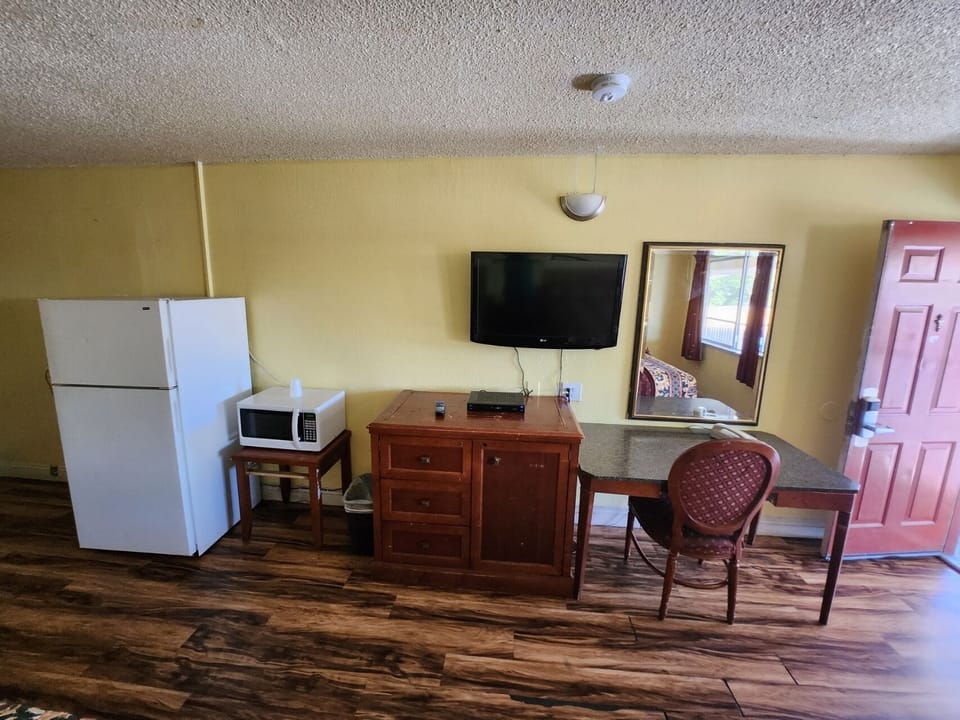 Basic Room, 2 Queen Beds, Smoking, Refrigerator & Microwave | Laptop workspace, free WiFi, bed sheets
