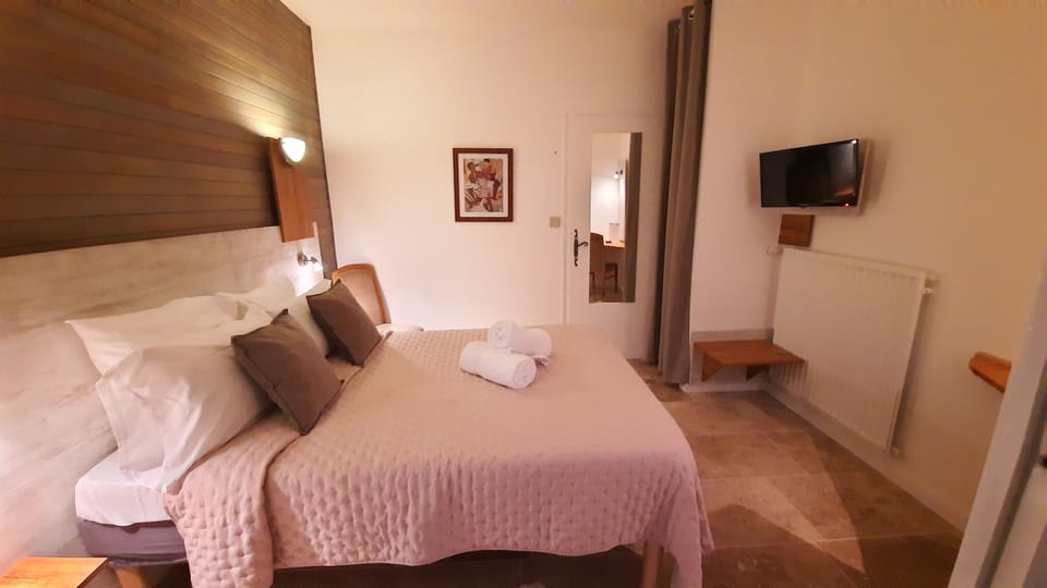 Comfort Double Room | Desk, soundproofing, free cribs/infant beds, free WiFi