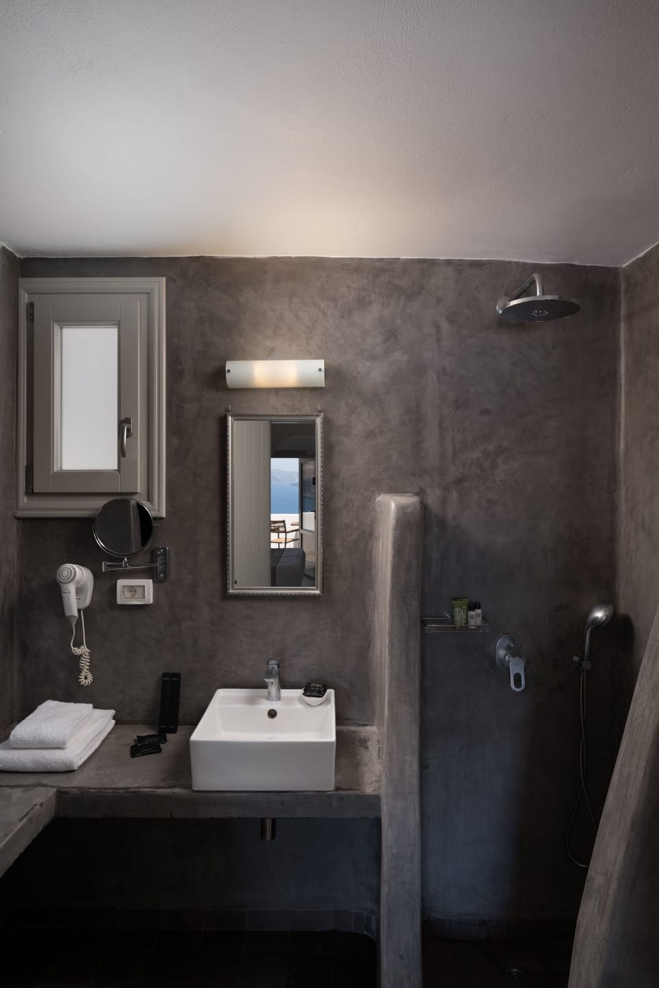 Superior Room (Caldera View) | Bathroom | Shower, free toiletries, hair dryer, slippers