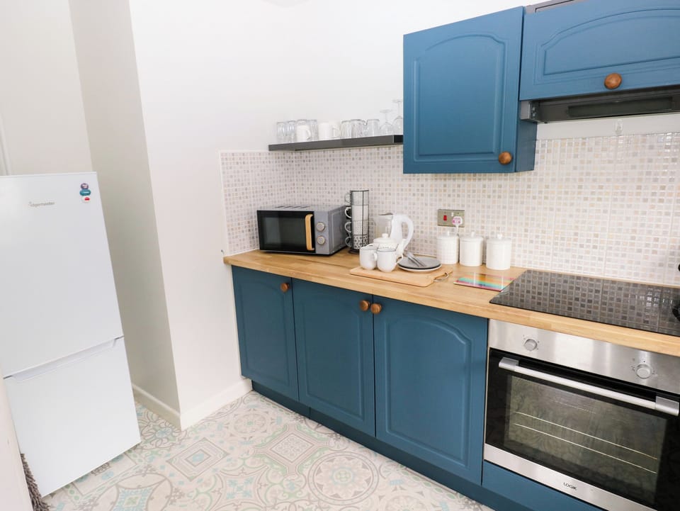 Cottage | Private kitchen | Fridge, electric kettle, toaster, cookware/dishes/utensils