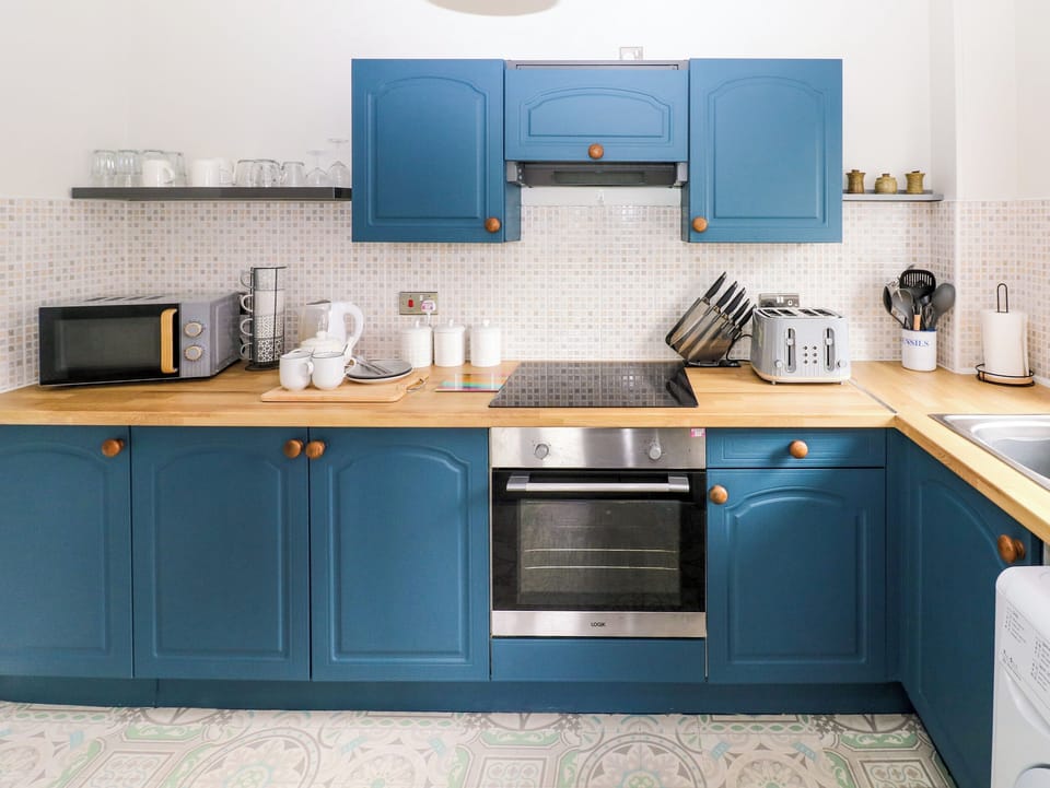 Cottage | Private kitchen | Fridge, electric kettle, toaster, cookware/dishes/utensils