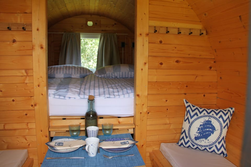 Economy Cabin, Shared Bathroom, Garden View (Schlaffass 2) | Interior