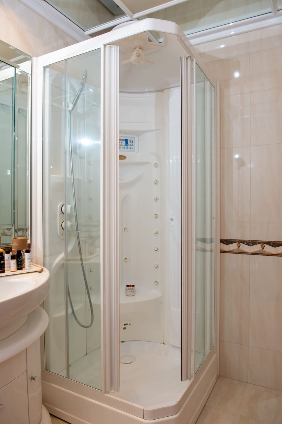Executive Suite | Bathroom | Hair dryer, slippers, towels, soap