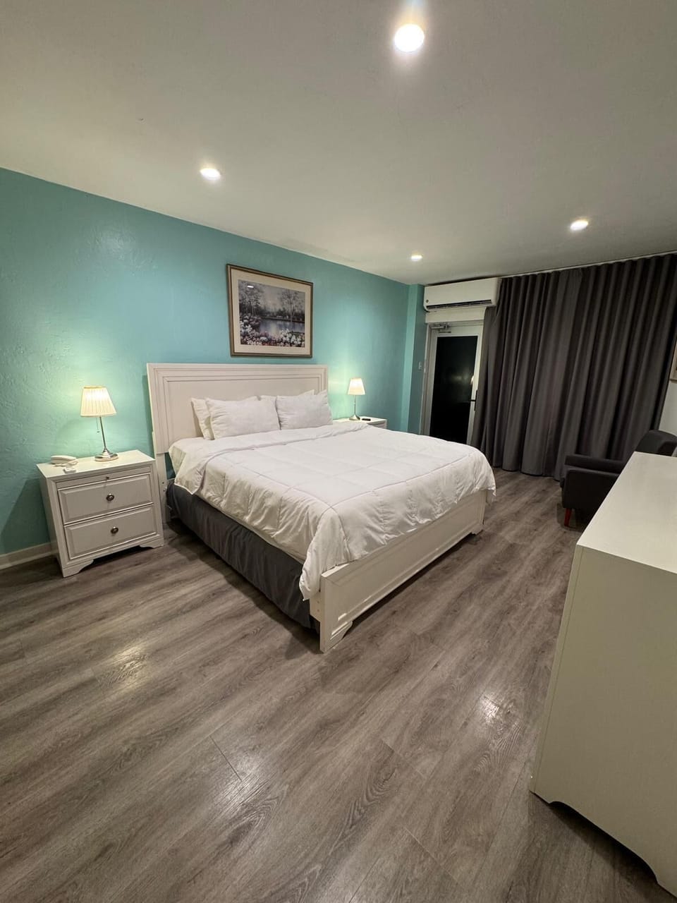Studio, 1 King Bed | In-room safe, blackout drapes, iron/ironing board, WiFi