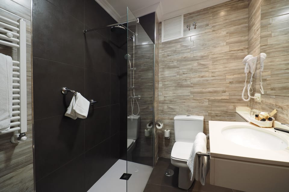 Standard Room | Bathroom | Shower, rainfall showerhead, free toiletries, hair dryer