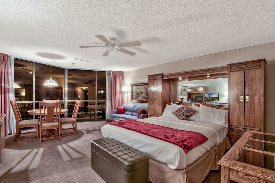 Deluxe King Room, 1 King Bed with Sofabed | In-room safe, blackout drapes, iron/ironing board