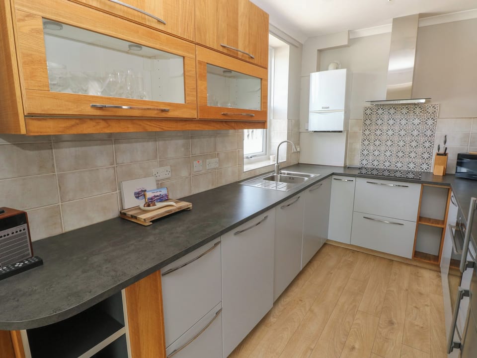 Cottage | Private kitchen | Fridge, dishwasher, electric kettle, toaster