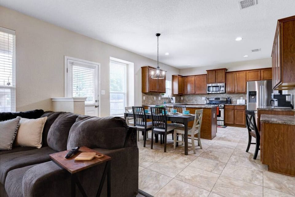 Dining/Kitchen