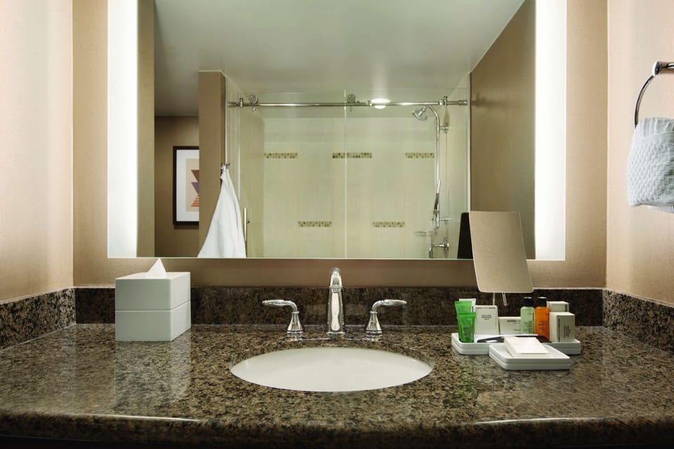 Combined shower/tub, designer toiletries, hair dryer, towels