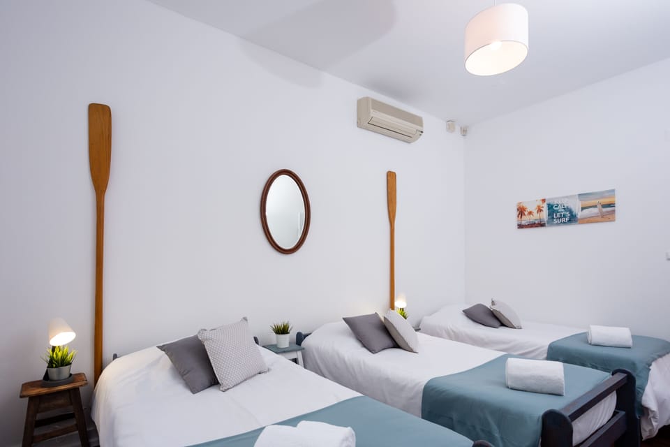 Standard Room, 3 Twin Beds | Hypo-allergenic bedding, individually furnished, iron/ironing board