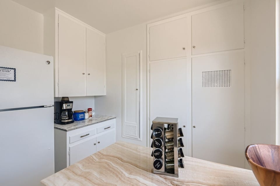 Classic Apartment | Private kitchen | Full-size fridge, oven, stovetop, dishwasher