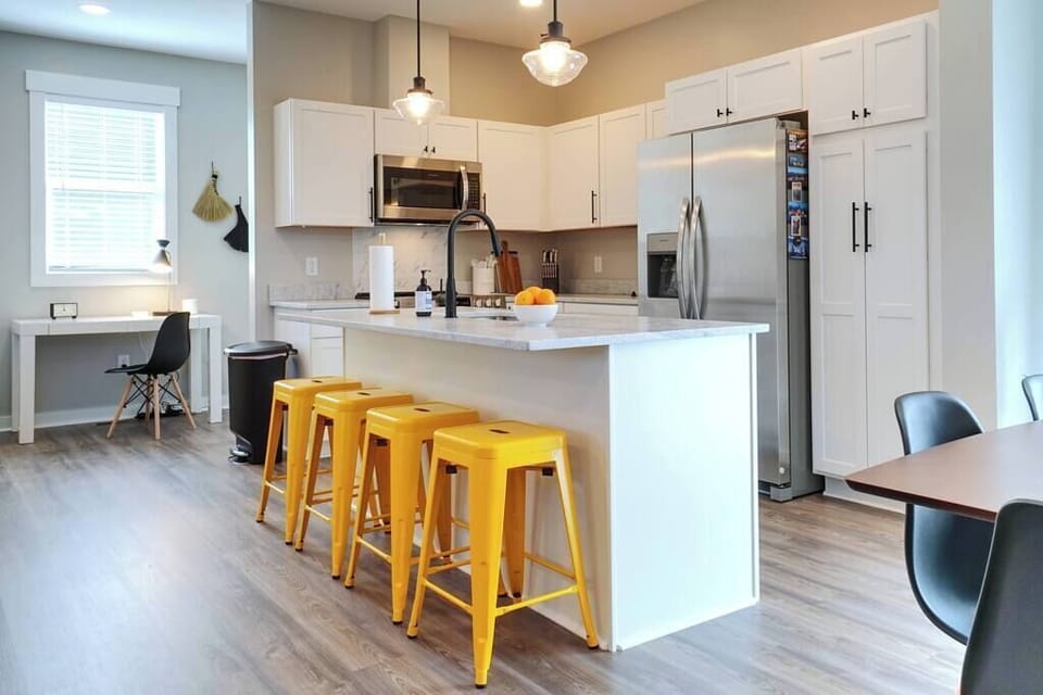 “Wonderful all-around - would stay here again. It’s a short drive into Asheville and setup ideally for an Airbnb: new, clean, well-organized, stocked with basic necessities, etc.”
Andrew - Past Guest