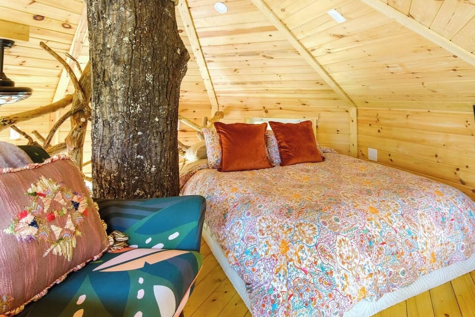 Upstairs loft queen bed
