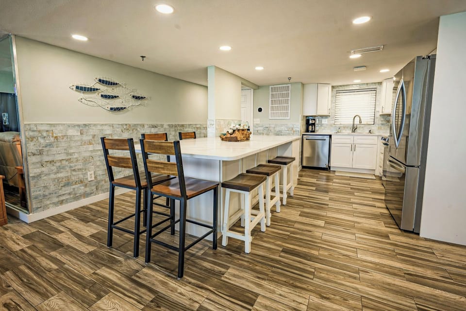 Newly remodeled Open Concept  Kitchen/Inland with 7 seats