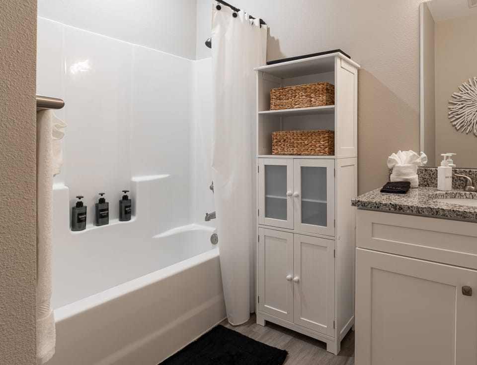 Main Floor: 2nd Full Bathroom