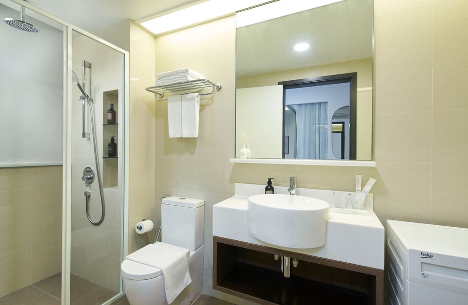 1 BEDROOM GARDEN | Bathroom | Shower, hair dryer, slippers, bidet