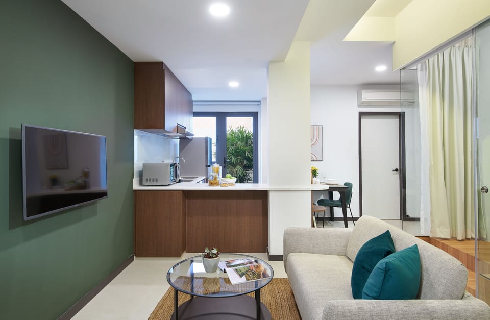 1 BEDROOM GARDEN | In-room safe, iron/ironing board (on request), WiFi (free), bed sheets