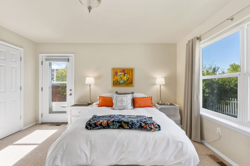 Primary BR: Serta Queen, down duvet/BeautyRest pillows, private patio access.