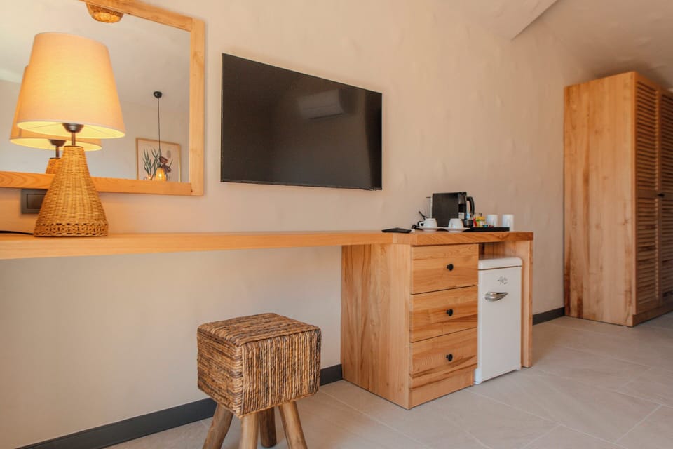 Minibar, in-room safe, laptop workspace, soundproofing