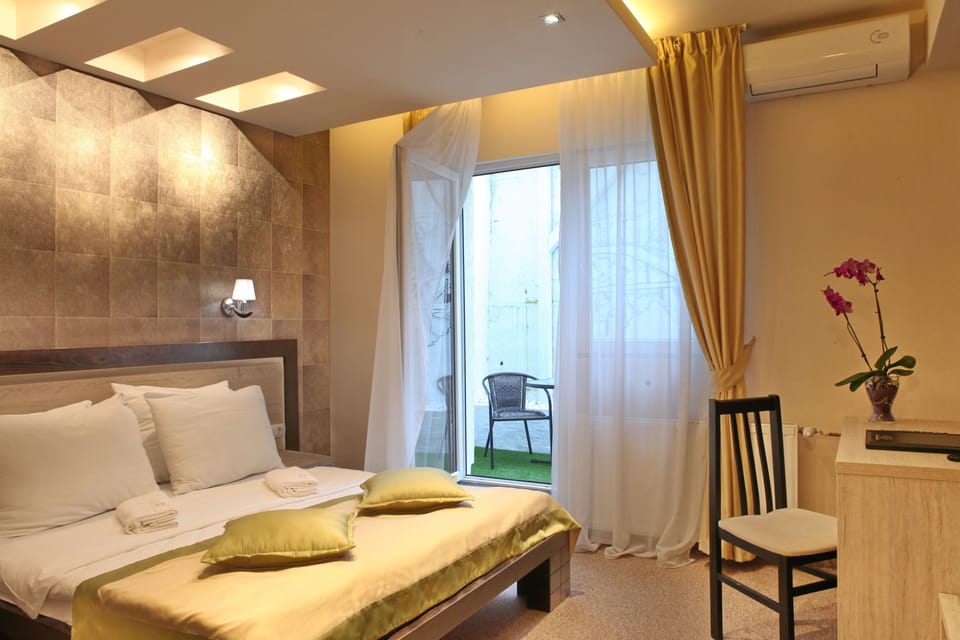 Double Room, Terrace | Minibar, in-room safe, desk, blackout drapes