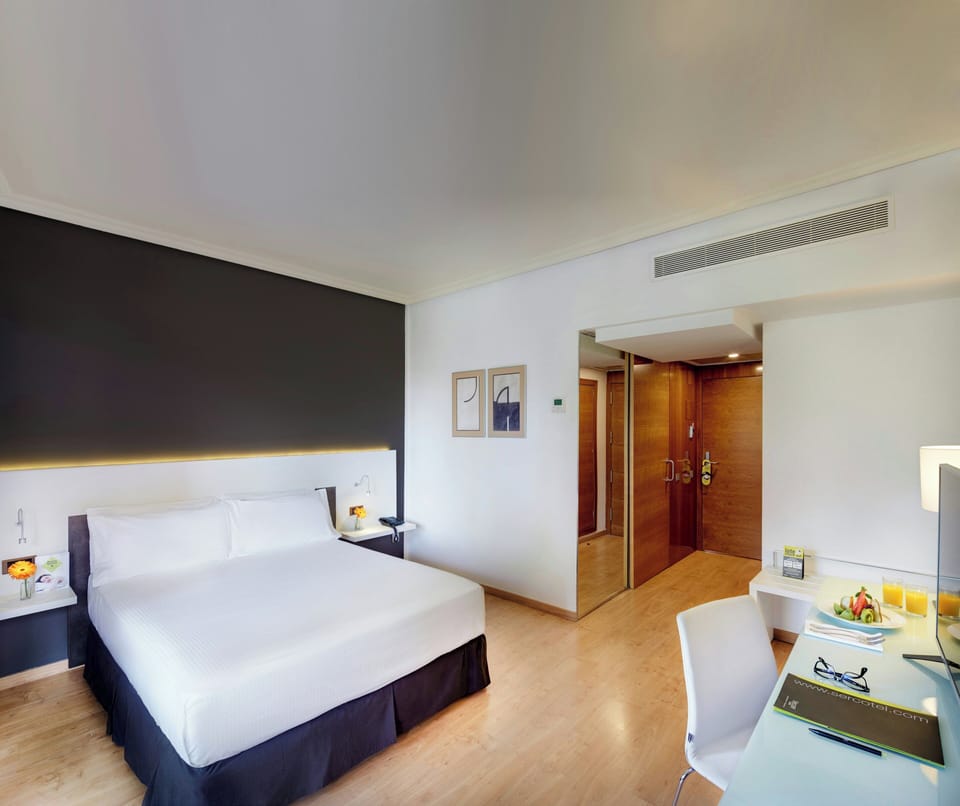 Classic Room | Down comforters, minibar, in-room safe, desk