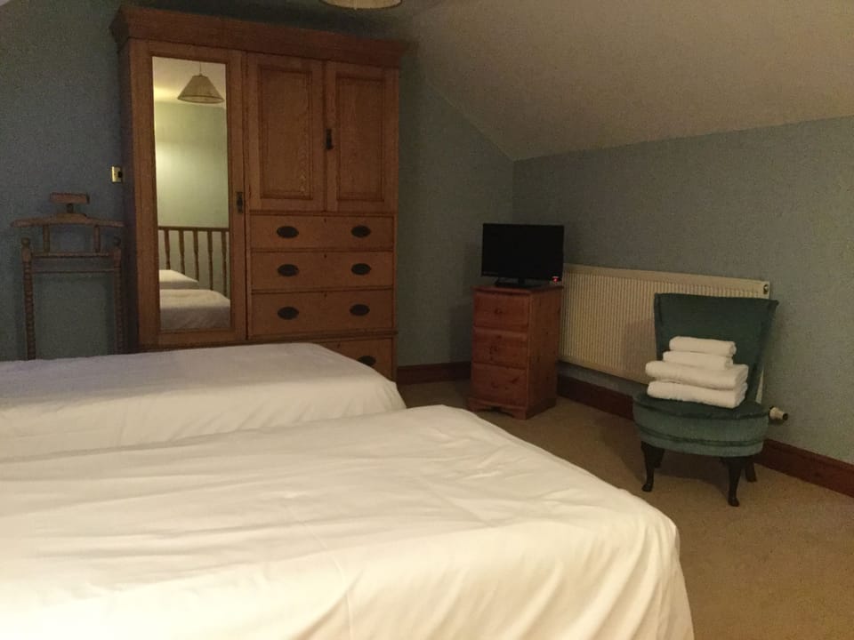 Iron/ironing board, rollaway beds, free WiFi