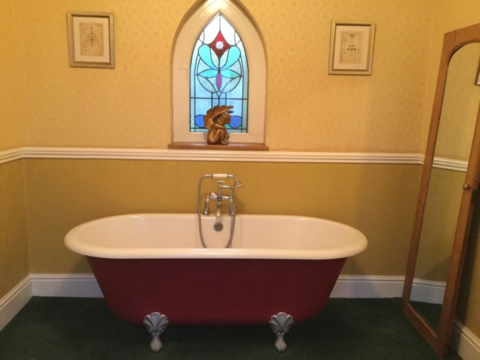 Deep soaking bathtub