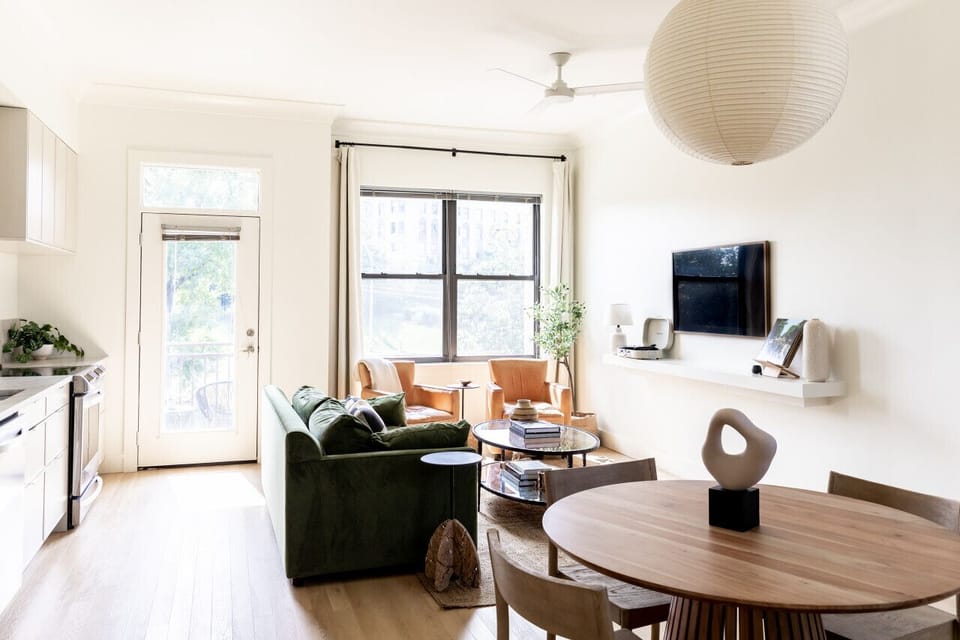 Spacious living room that opens up into the kitchen. The couch turns into a sleeper sofa. HD TV with cable and all the apps you could want. Private patio, that faces Belmont University, with seating for 2. Dining table with seating for 4.