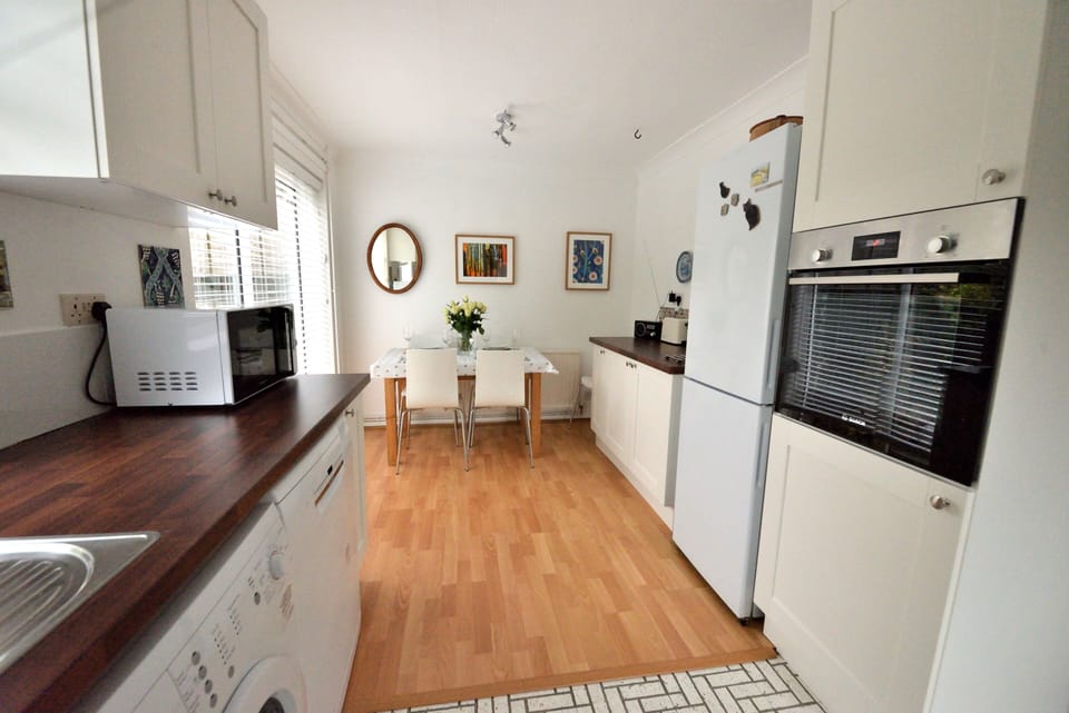 Newly fitted kitchen with oven, hob, microwave, dishwasher and washing machine