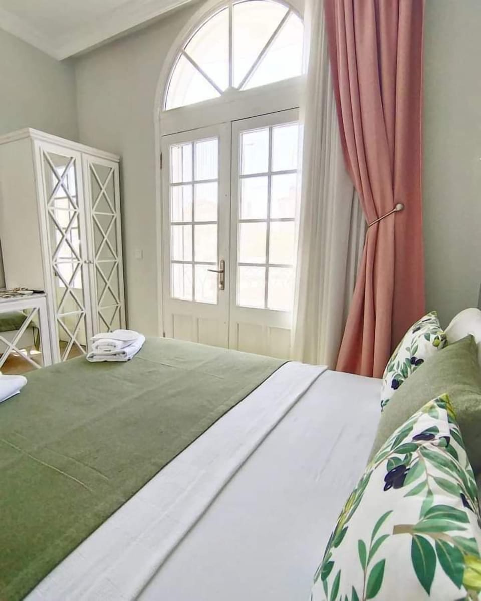 Deluxe Room | Minibar, individually decorated, individually furnished, desk