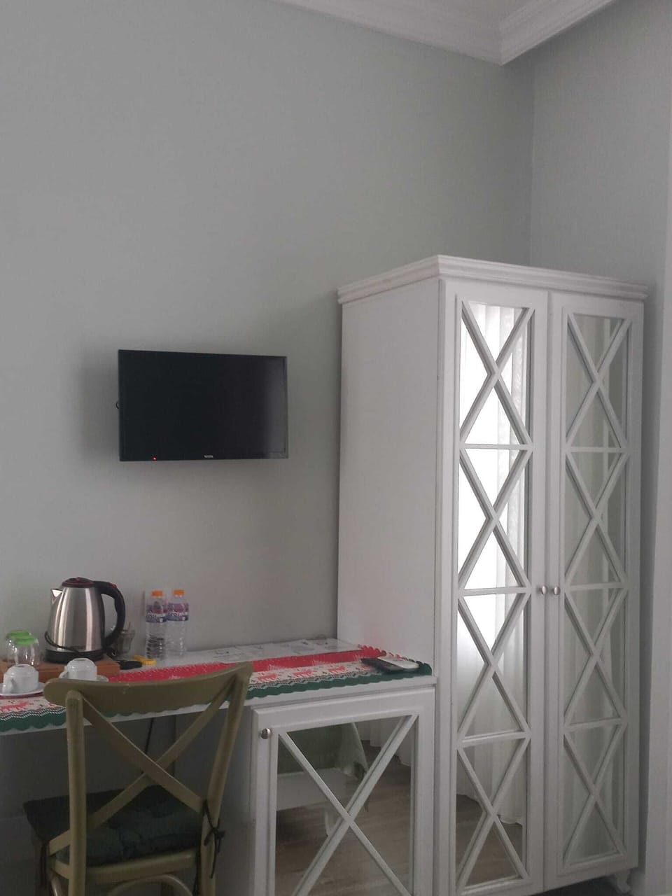 Deluxe Room | Minibar, individually decorated, individually furnished, desk