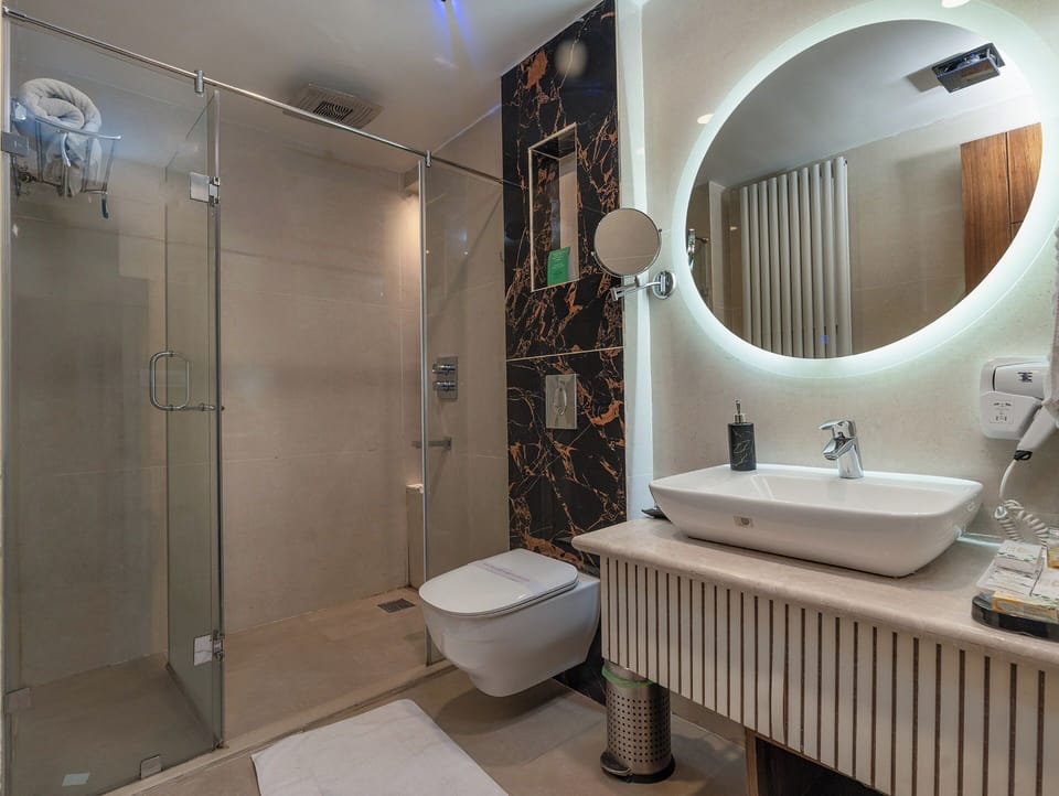 Premium Deluxe | Bathroom | Free toiletries, towels, soap, shampoo