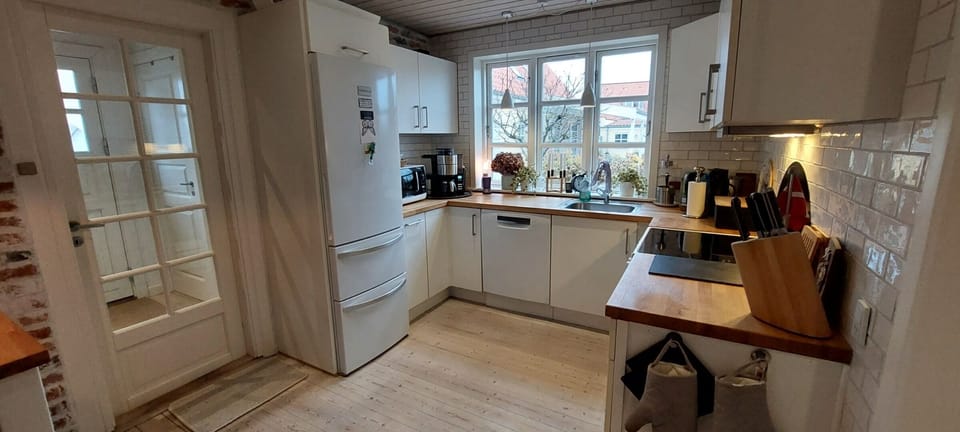 Full-size fridge, microwave, oven, stovetop