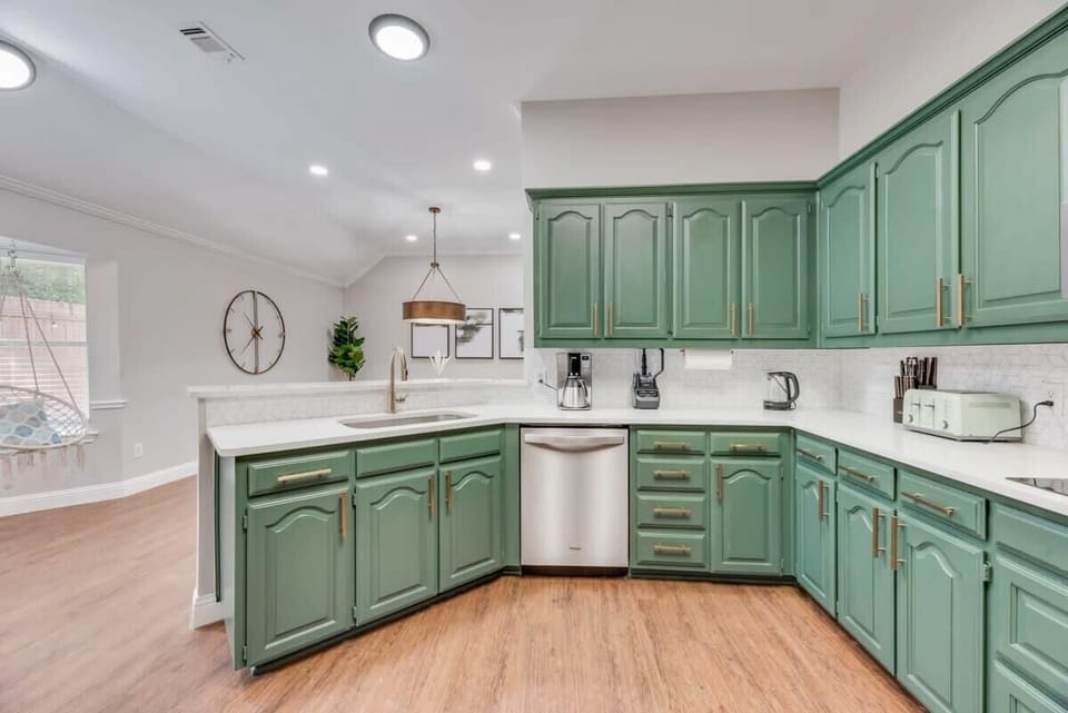 This spacious kitchen features wrap-around counters, plenty of cabinet space, and a unique geometric backsplash! Feel free to unleash your culinary prowess in this dream kitchen!