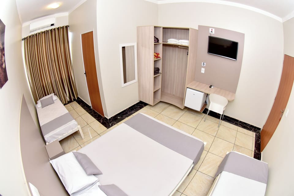 Standard Quadruplo | Laptop workspace, free WiFi, bed sheets