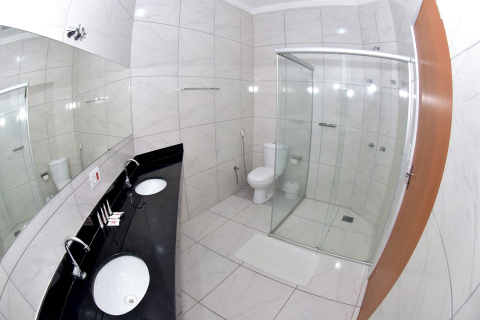 Standard Familia | Bathroom | Shower, towels, soap, shampoo