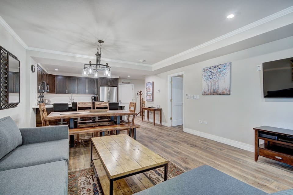 Condo, 3 Bedrooms | Living room | TV, fireplace