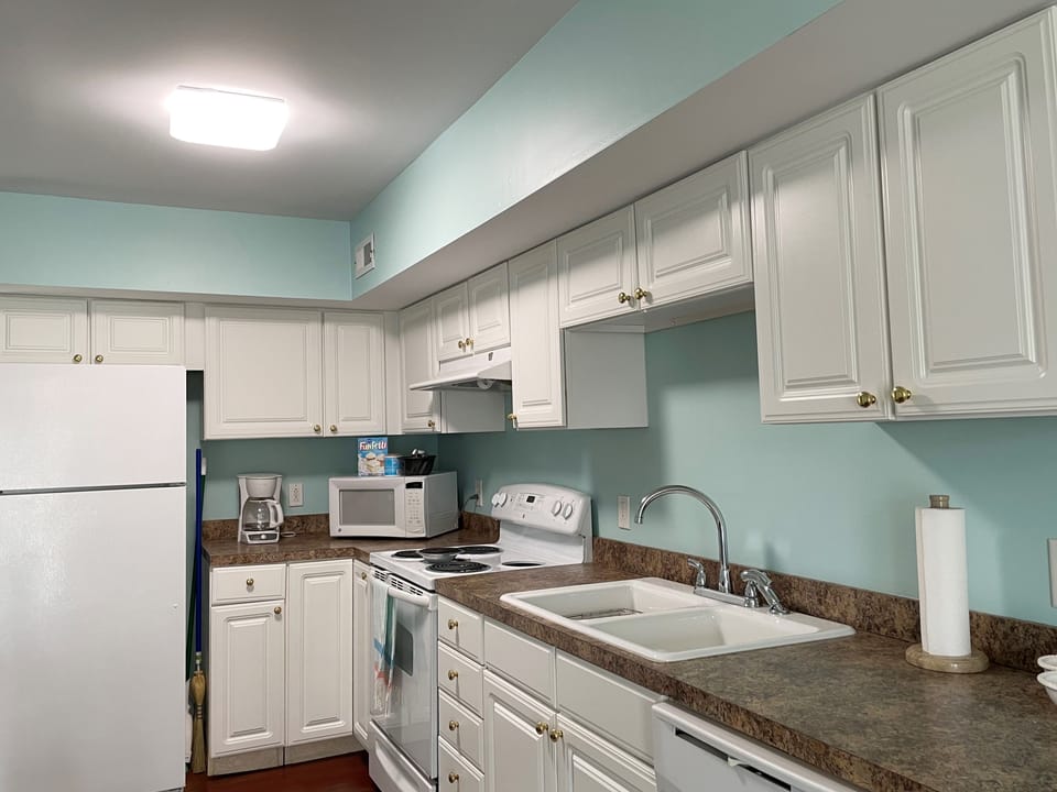 Kitchen (alternate view)