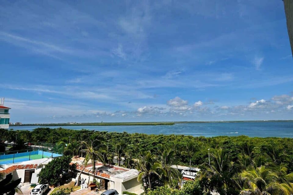 Magnificent view to the lagoon next to elevator/ Magnífica vista a la laguna a un lado del elevador