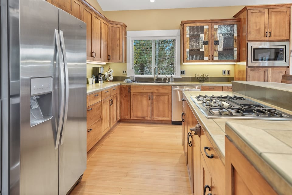 Fully Equipped Kitchen – Stainless Steel Appliances