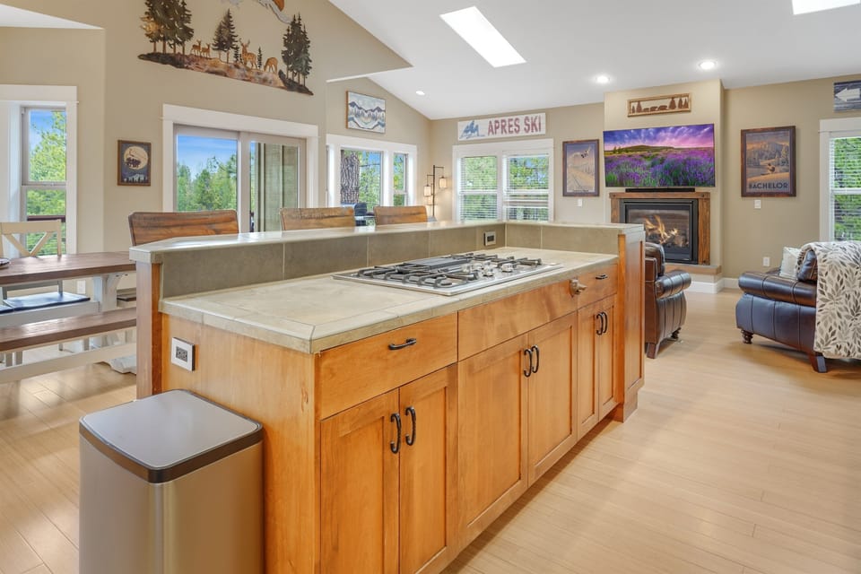 Large Island Kitchen with Bar Seating – Great for Groups