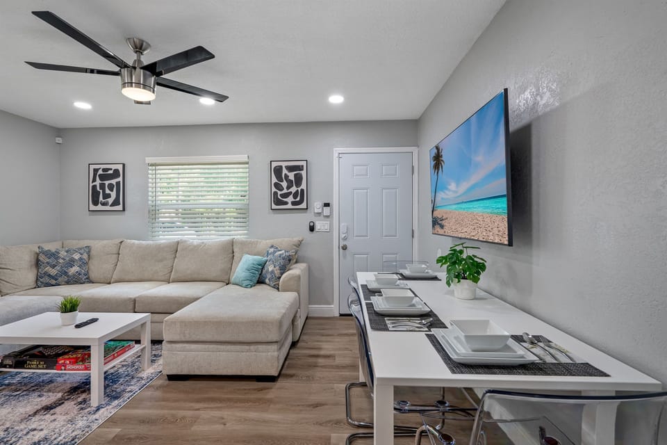 Modern living room equipped with a large flat-screen smart TV where you can watch your favorite movies or series. Have a great time with family and friends! Don't hesitate to send us a message