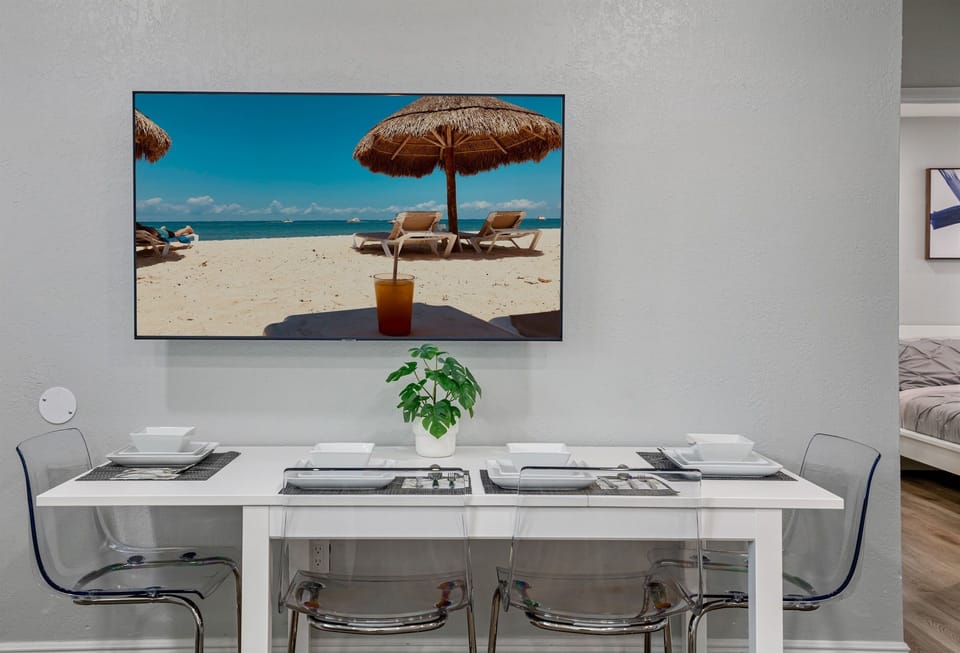 Share great stories with family and friends while having amazing meals in this lovely dining area! This is the best time to catch up! Inquire now!