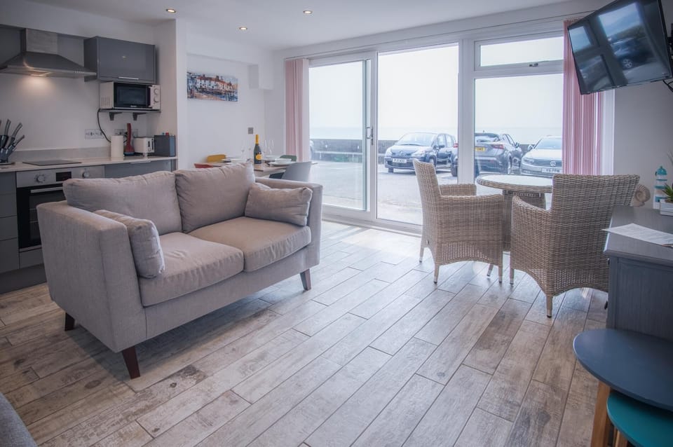 Beach Court - 1 Bedroom Apartment - Saundersfoot (11649)