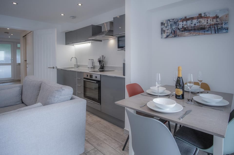Beach Court - 1 Bedroom Apartment - Saundersfoot (11650)
