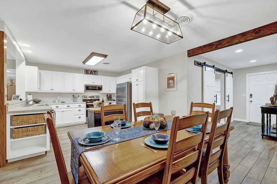 Enjoy your mouthwatering meal while dining at this beautiful dining table.