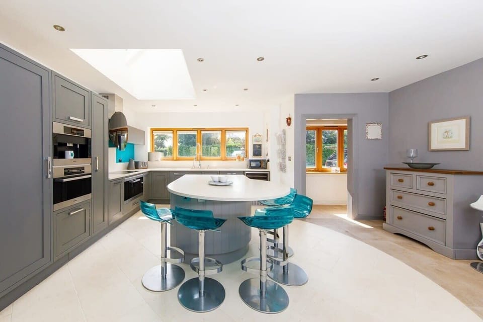 The breakfast bar can seat up to 5 people. Enjoy a morning coffee or evening drink with your loved ones.