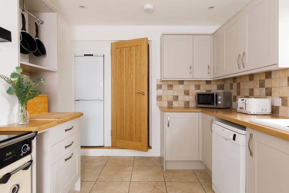 The kitchen has everything you need to prepare all meals and drinks.