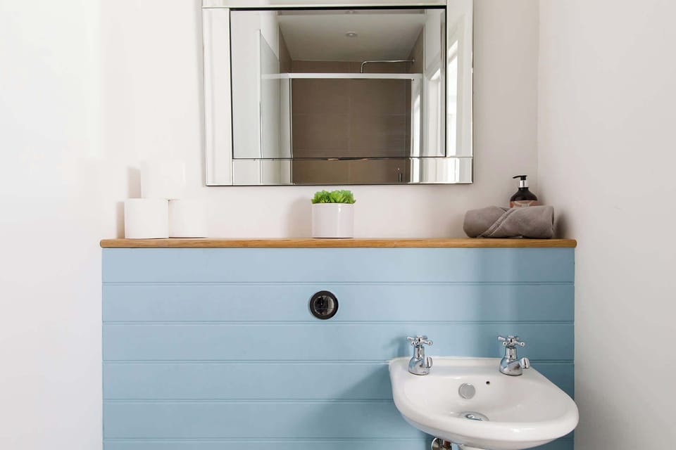 An en suite bathroom can be found off the king size bedroom