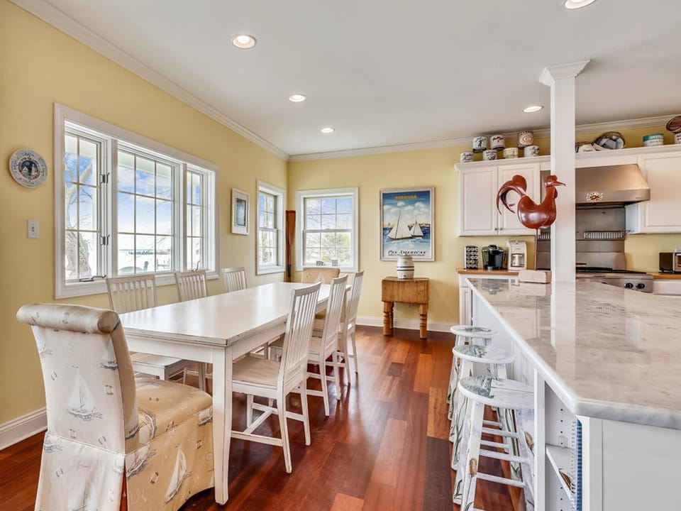 Eat-In Kitchen